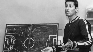 otografía de archivo sin fecha de Juan Alberto Schiaffino durante una charla como entrenador de Peñarol de Montevideo (Uruguay)