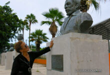 La salsera Choco Orta posa junto a un busto del cantante Ismael Rivera el 10 de julio de 2024, en la Plaza de los Salseros en San Juan (Puerto Rico).