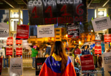 Una persona observa unos carteles durante una protesta para rechazar los resultados de las elecciones celebradas el 28 julio