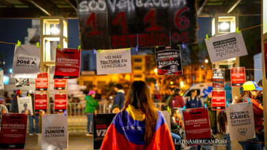 Una persona observa unos carteles durante una protesta para rechazar los resultados de las elecciones celebradas el 28 julio