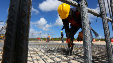 Fotografía de archivo del 26 de febrero de 2023 de trabajadores en la construcción de un tramo del Tren Maya en Playa del Carmen, Quintana Roo (México).