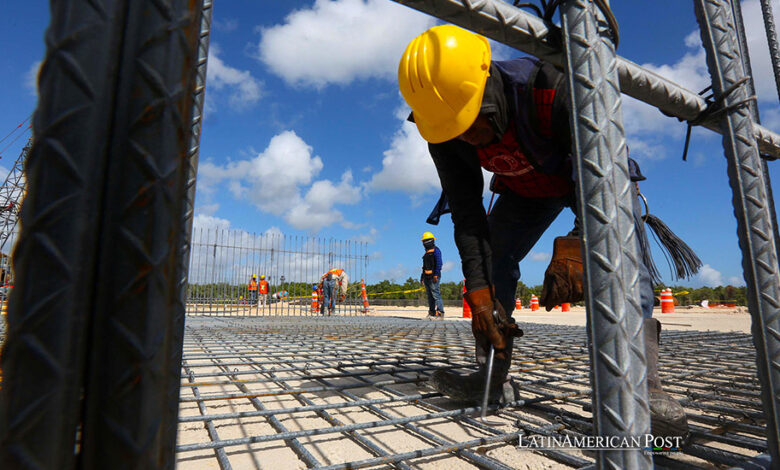 Fotografía de archivo del 26 de febrero de 2023 de trabajadores en la construcción de un tramo del Tren Maya en Playa del Carmen, Quintana Roo (México).