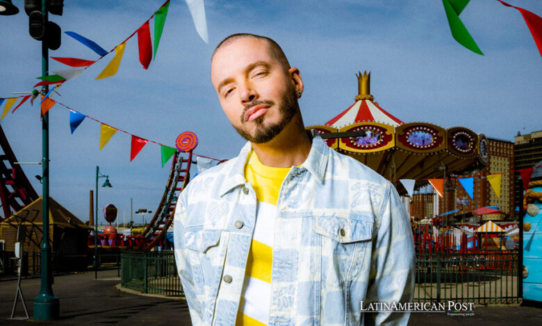 Fotografía cedida por Univision del colombiano J Balvin en Miami Beach, Florida (EE.UU).