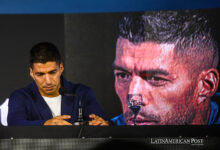 El futbolista uruguayo Luis Suárez habla durante una rueda de prensa este lunes en Montevideo (Uruguay).