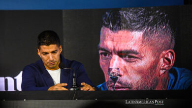 El futbolista uruguayo Luis Suárez habla durante una rueda de prensa este lunes en Montevideo (Uruguay).