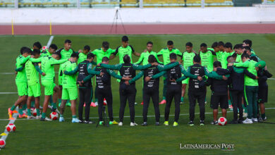 Jugadores de la selección boliviana de fútbol participan en un entrenamiento este miércoles, en el estadio Hernando Siles en La Paz (Bolivia)