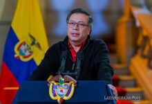 Fotografía cedida por la presidencia de Colombia que muestra al mandatario colombiano, Gustavo Petro, mientras habla durante una alocución televisada este miércoles en Bogotá (Colombia).