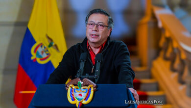 Fotografía cedida por la presidencia de Colombia que muestra al mandatario colombiano, Gustavo Petro, mientras habla durante una alocución televisada este miércoles en Bogotá (Colombia).