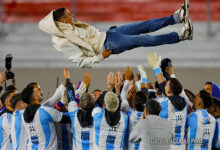 Jugadores de Argentina lanzan a Ángel di María (arriba) este jueves, previo a un partido de las eliminatorias sudamericana para el Mundial 2026 entre Argentina y Chile en el estadio Más Monumental en Buenos Aires (Argentina).