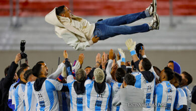 Jugadores de Argentina lanzan a Ángel di María (arriba) este jueves, previo a un partido de las eliminatorias sudamericana para el Mundial 2026 entre Argentina y Chile en el estadio Más Monumental en Buenos Aires (Argentina).