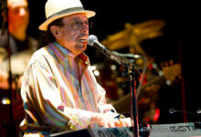 Fotografía de archivo del 7 de julio de 2011 del pianista y productor musical brasileño Sergio Mendes en un concierto en Budapest (Hungría).