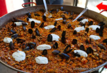 Fotografía de una paella preparada en el pabellón de España en la feria ganadera y agroindustrial Expo Prado 2024 este viernes, en Montevideo (Uruguay).