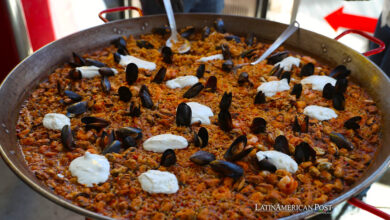 Fotografía de una paella preparada en el pabellón de España en la feria ganadera y agroindustrial Expo Prado 2024 este viernes, en Montevideo (Uruguay).