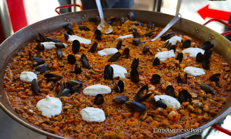 Fotografía de una paella preparada en el pabellón de España en la feria ganadera y agroindustrial Expo Prado 2024 este viernes, en Montevideo (Uruguay).