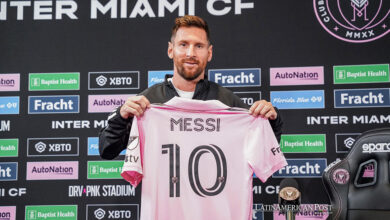 Fotografía cedida por el Inter Miami CF donde aparece el astro argentino Lionel Messi mostrando su camiseta número 10 del club, durante una rueda de prensa el 17 de agosto de 2023 en la sede del equipo en Fort Lauderdale, Florida (EE.UU.).