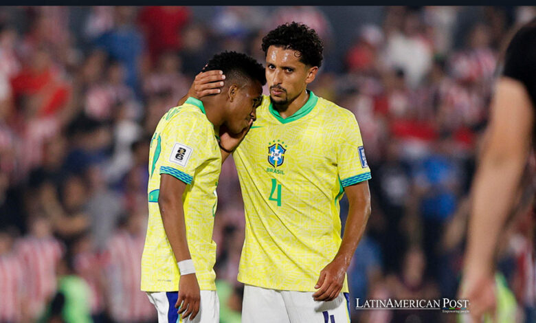 Marquinhos (d) de Brasil consuela a un compañero al final de un partido de las eliminatorias sudamericanas para el Mundial de 2026