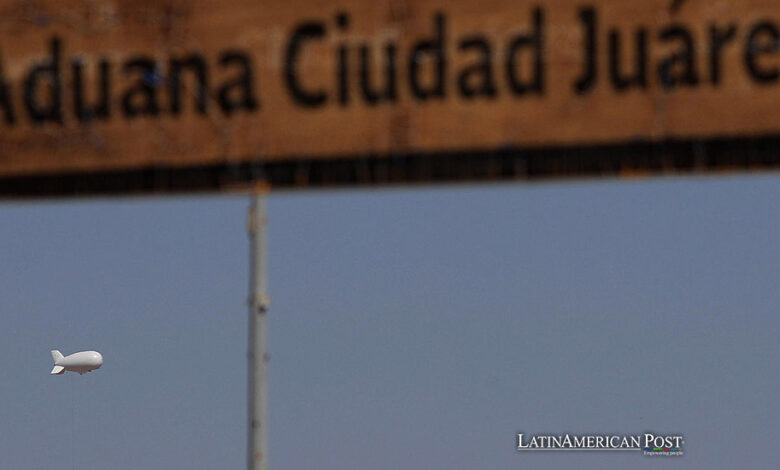 Fotografía donde se observa un globo aerostático con cámaras, en funciones de monitoreo y auxilio a migrantes el 10 de septiembre de 2024, en la frontera con Ciudad Juárez (México).