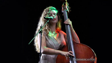 Fotografía del 13 de septiembre de 2024 de Arabella Rústico, contrabajista italiana, durante su participación en la décima edición del Festival de Jazz de Mompox (Colombia).