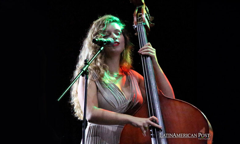 Fotografía del 13 de septiembre de 2024 de Arabella Rústico, contrabajista italiana, durante su participación en la décima edición del Festival de Jazz de Mompox (Colombia).