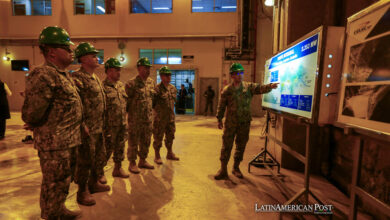 Integrantes de las Fuerzas Armadas de Ecuador recorren el embalse de Mazar este martes, en la localidad Sevilla de Oro, provincia del Azuay (Ecuador).