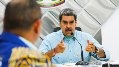 Fotografía cedida por prensa Miraflores del presidente de Venezuela, Nicolás Maduro, durante una reunión en el puesto de comando en Miraflores, este viernes en Caracas (Venezuela).