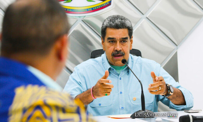 Fotografía cedida por prensa Miraflores del presidente de Venezuela, Nicolás Maduro, durante una reunión en el puesto de comando en Miraflores, este viernes en Caracas (Venezuela).