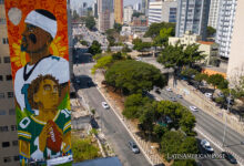 Fotografía aérea de un mural para promocionar el partido de la NFL entre los Philadelphia Eagles y los Green Bay Packers, este viernes en el centro de São Paulo (Brasil).