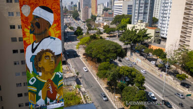 Fotografía aérea de un mural para promocionar el partido de la NFL entre los Philadelphia Eagles y los Green Bay Packers, este viernes en el centro de São Paulo (Brasil).