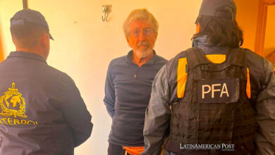 Fotografía del 29 de agosto de 2024 cedida por el Ministerio de Seguridad de Argentina del arresto del italiano Leonardo Bertulazzi por parte de agentes de la Policía Federal Argentina (PFA).