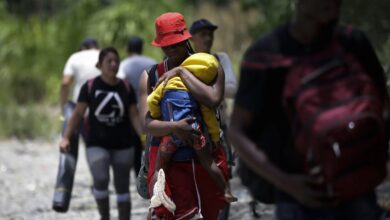 Madres haitianas buscan atención en la República Dominicana en medio de crecientes dificultades