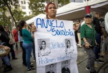 Familias Venezolanas Enfrentan el Silencio sobre Transferencias de Prisioneros entre EE.UU. y El Salvador