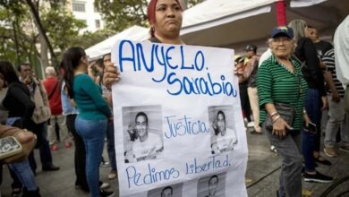 Familias Venezolanas Enfrentan el Silencio sobre Transferencias de Prisioneros entre EE.UU. y El Salvador