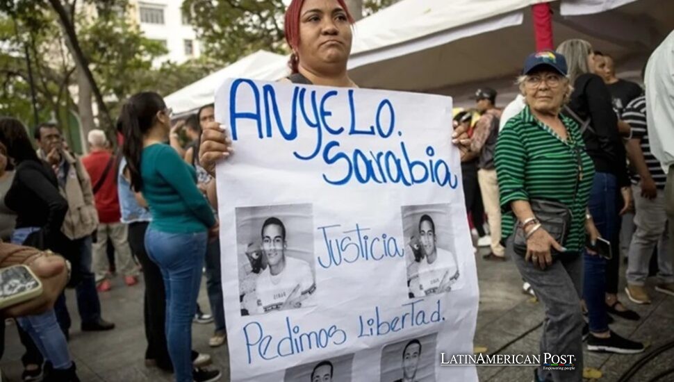 Familias Venezolanas Enfrentan el Silencio sobre Transferencias de Prisioneros entre EE.UU. y El Salvador