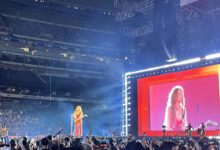 Los fans rugen mientras la cantante colombiana Shakira revive su historia de inmigrante