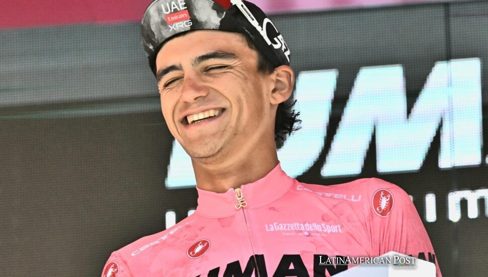 El escalador mexicano Isaac Del Toro acelera hacia la cima del ciclismo