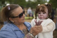 La fiebre de muñecas en Brasil revela la política surrealista detrás de la redefinición de la fantasía maternal