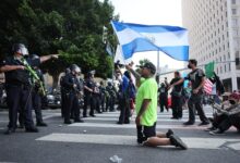 Voces latinoamericanas desafiando la cacería migratoria siguen inundando Los Ángeles