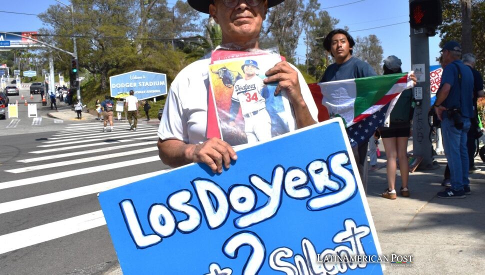 La fe latina tambalea tras el silencio de los Dodgers ante redadas migratorias La fe latina tambalea tras el silencio de los Dodgers ante redadas migratorias