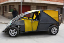 Estudiantes bolivianos convierten sus sueños de litio en un auto eléctrico construido en casa