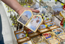 Souvenirs del Papa Peruano-Americano Estancados mientras Minoristas Vaticanos Esperan Licencia Sagrada