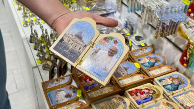Souvenirs del Papa Peruano-Americano Estancados mientras Minoristas Vaticanos Esperan Licencia Sagrada