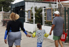 Las cafeterías imitadoras de Cuba preparan más que café en las cambiantes calles de La Habana