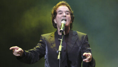 Latin America Mourns the Loss of the Dúo Dinámico Resilient Voice