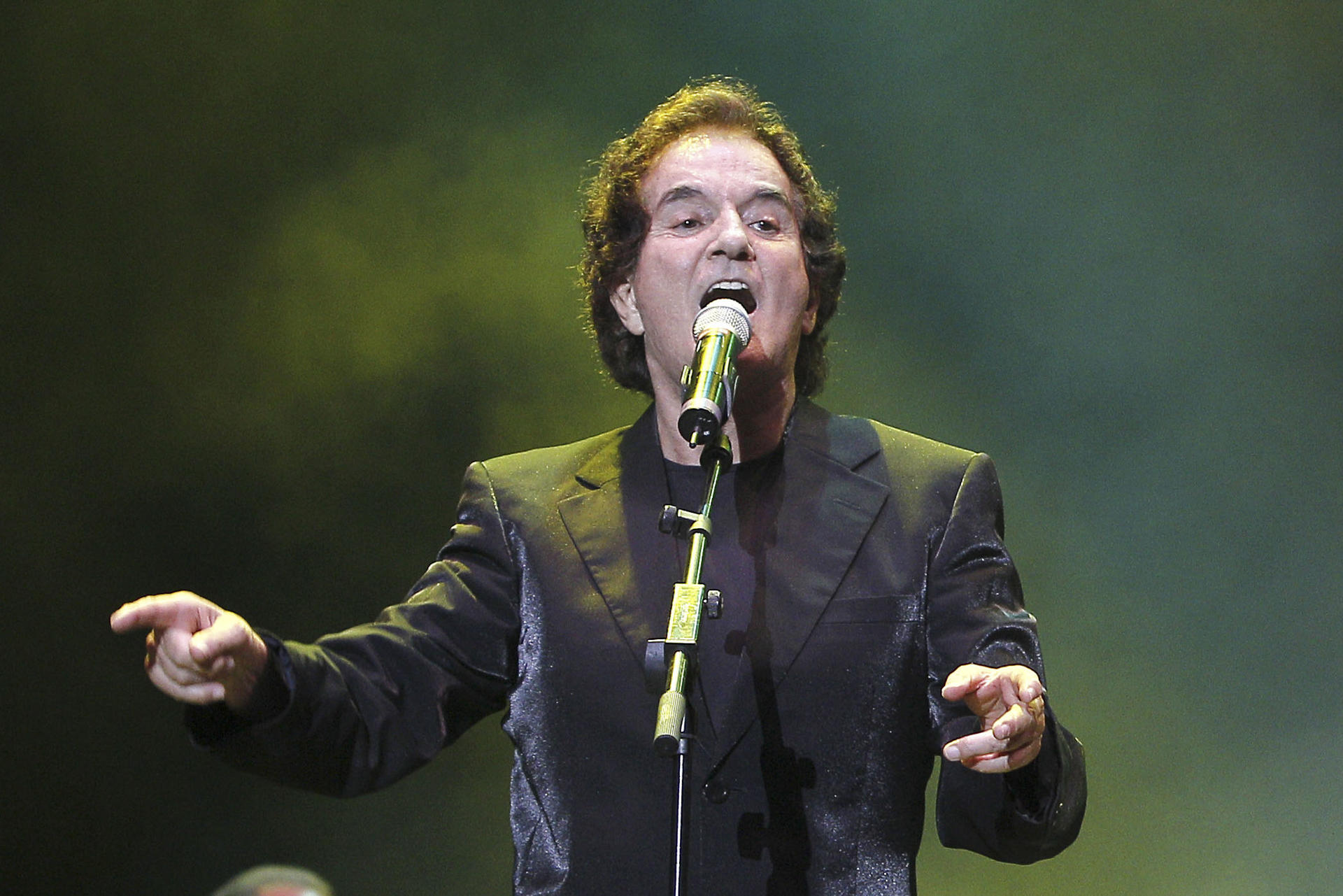 Latin America Mourns the Loss of the Dúo Dinámico Resilient Voice