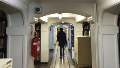 La biblioteca oculta de Chile: un hallazgo en el ático revive la historia de los libros que la dictadura intentó quemar La biblioteca oculta de Chile: un hallazgo en el ático revive la historia de los libros que la dictadura intentó quemar