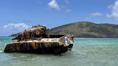Puertorriqueños protestan contra expansión militar, advierten sobre déjà vu en Vieques Puertorriqueños protestan contra expansión militar, advierten sobre déjà vu en Vieques