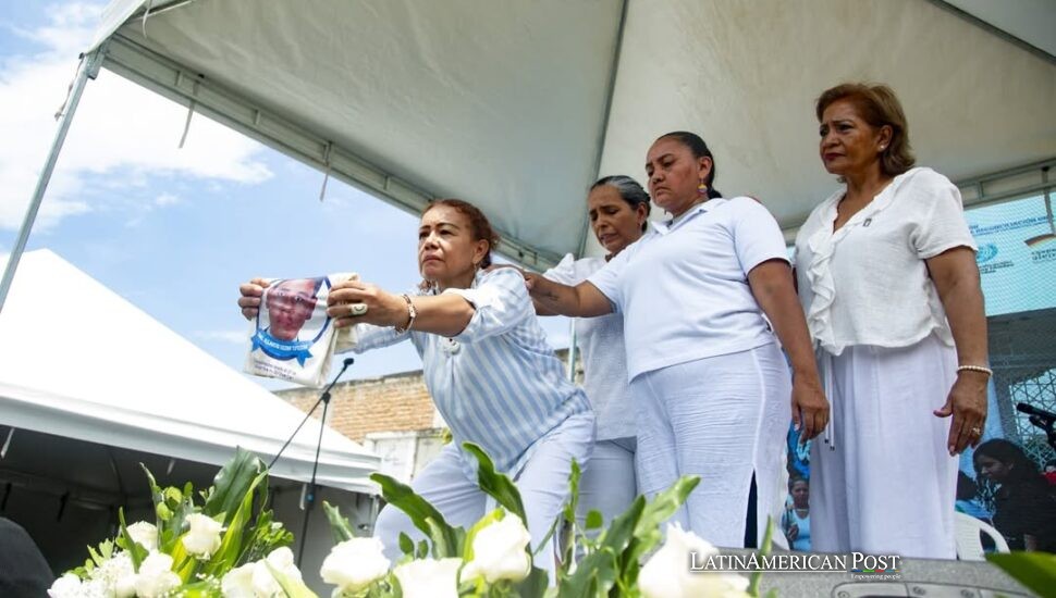 En un cementerio colombiano, antiguos enemigos desentierran los huesos de la paz En un cementerio colombiano, antiguos enemigos desentierran los huesos de la paz