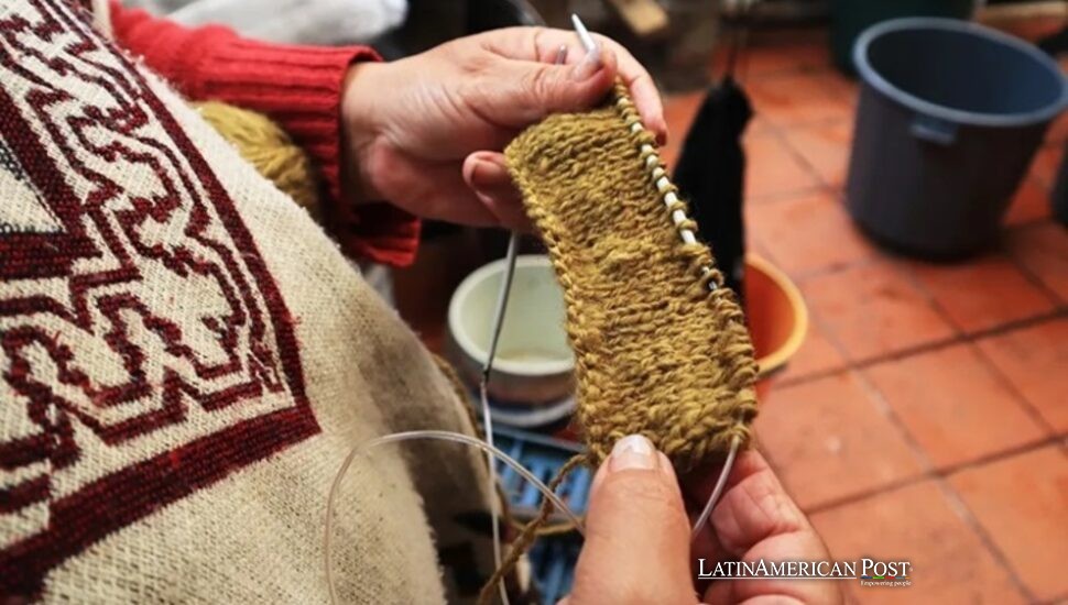 Colombia reimagina la hoja de coca: color, artesanía y una revolución silenciosa Colombia reimagina la hoja de coca: color, artesanía y una revolución silenciosa