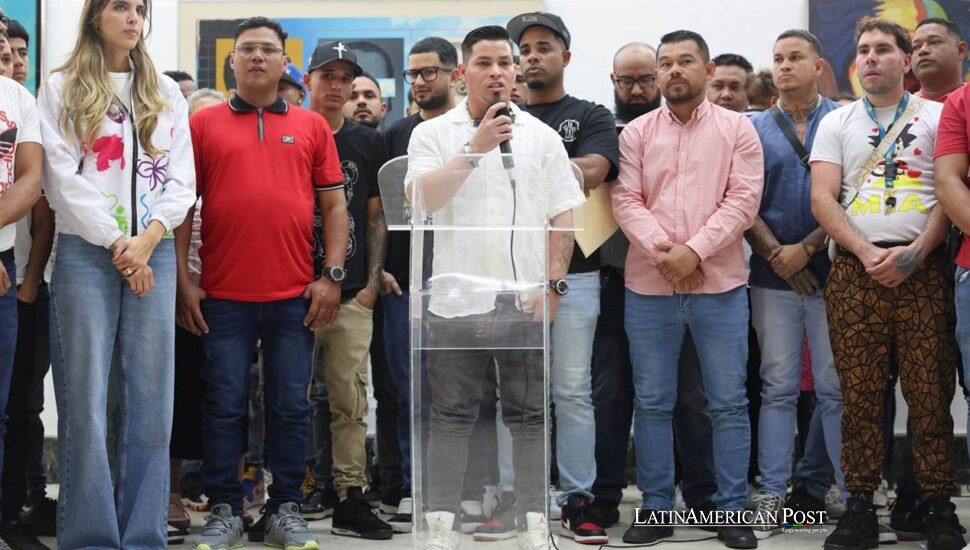 Las sombras de las cárceles salvadoreñas persiguen a los venezolanos repatriados mientras arden los fuegos de Año Nuevo