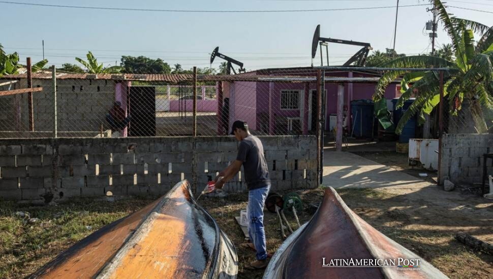 Petroleros venezolanos dan vueltas mientras el bloqueo de Trump convierte el petróleo en almacenamiento